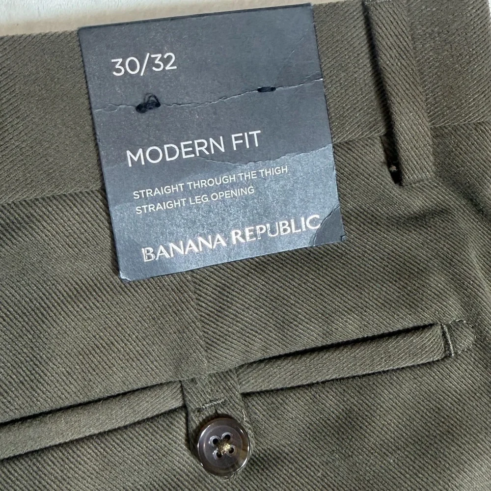 NWT Banana Republic 30W 32L Modern Fit Herringbone Cotton Khaki Chinos